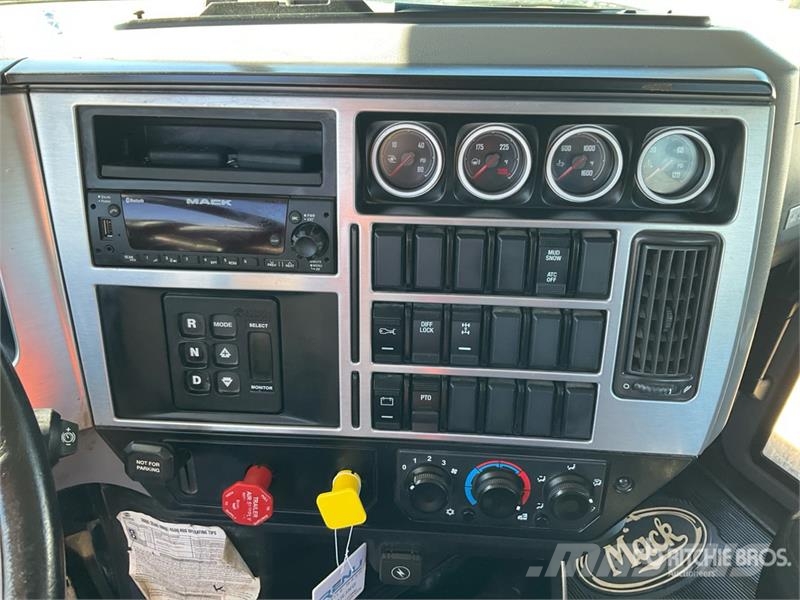 Mack GR64B 6x4 Roll-Off Truck Camion con cassone scarrabile