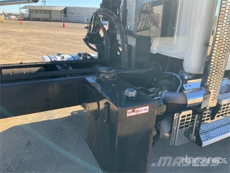 Mack GR64B 6x4 Roll-Off Truck Camion con cassone scarrabile