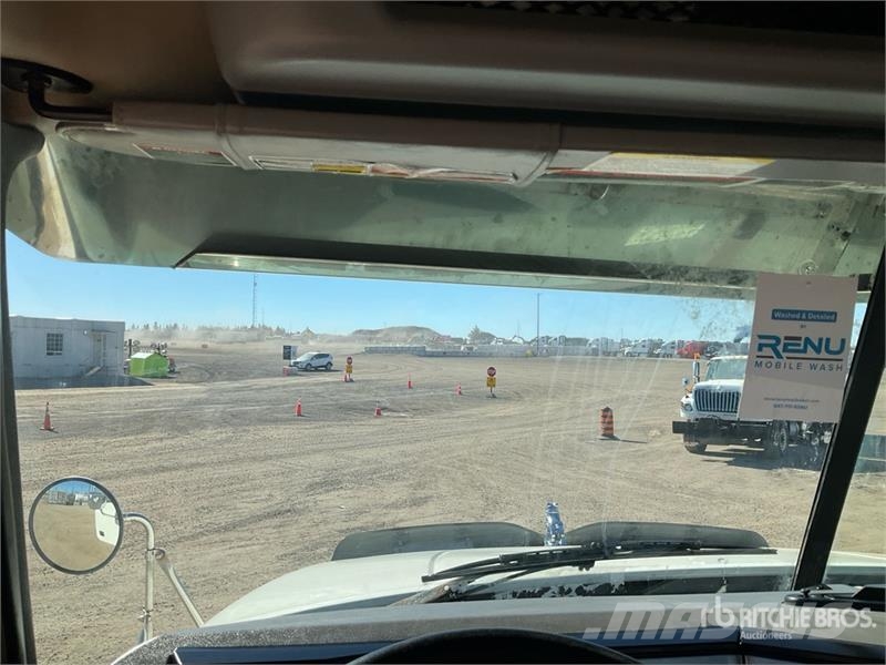 Mack GR64B 6x4 Roll-Off Truck Camion con cassone scarrabile