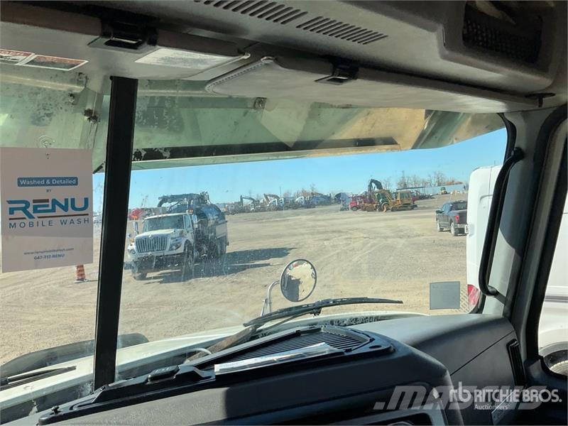 Mack GR64B 6x4 Roll-Off Truck Camion con cassone scarrabile