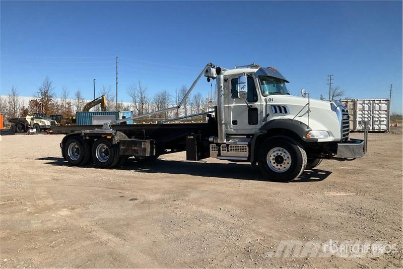 Mack GR64B 6x4 Roll-Off Truck Camion con cassone scarrabile