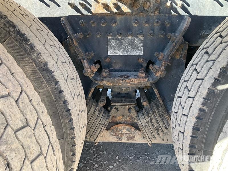 Mack GR64B 6x4 Roll-Off Truck Camion con cassone scarrabile