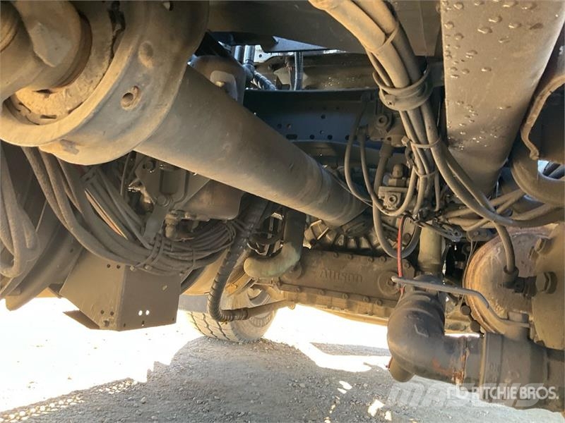 Mack GR64B 6x4 Roll-Off Truck Camion con cassone scarrabile