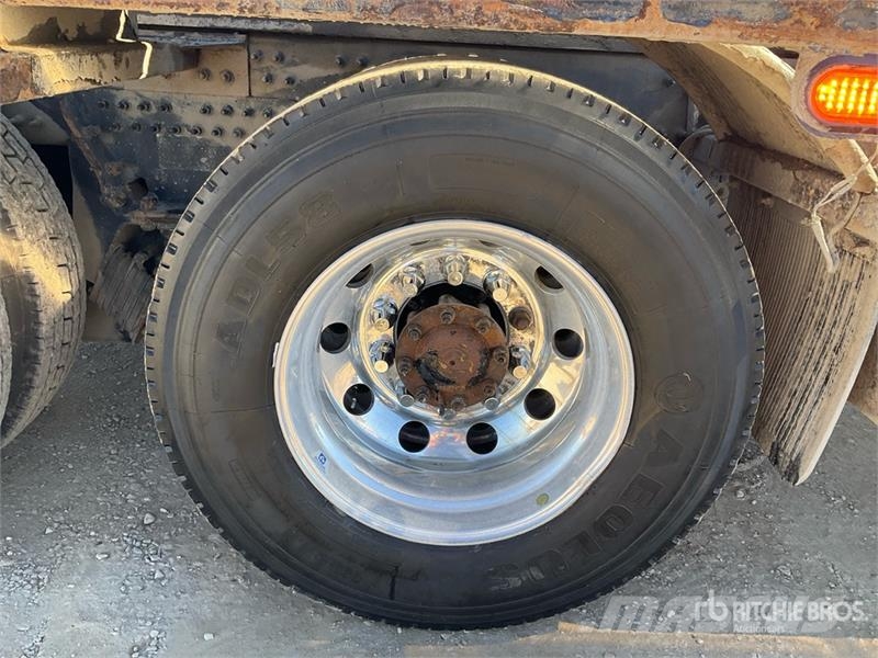 Mack GR64B 6x4 Roll-Off Truck Camion con cassone scarrabile