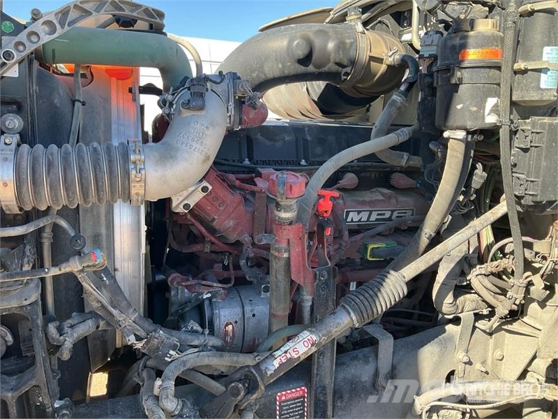 Mack GR64B 6x4 Roll-Off Truck Camion con cassone scarrabile