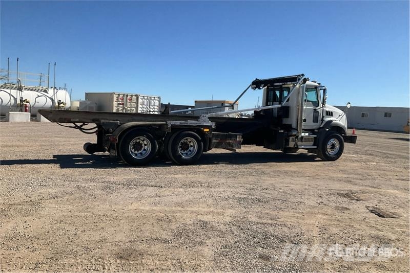 Mack GR64B 6x4 Roll-Off Truck Camion con cassone scarrabile