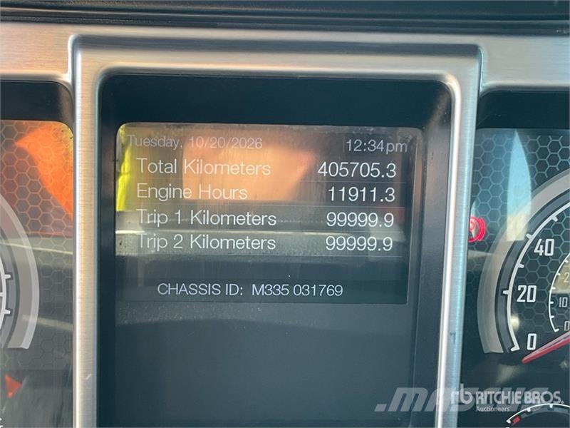 Mack GR64B 6x4 Roll-Off Truck Camion con cassone scarrabile