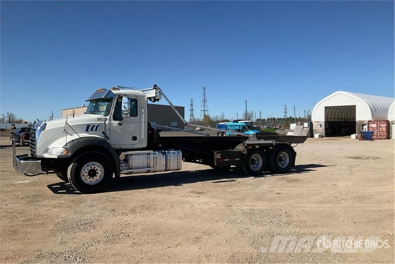 Mack GR64B 6x4 Roll-Off Truck Camion con cassone scarrabile