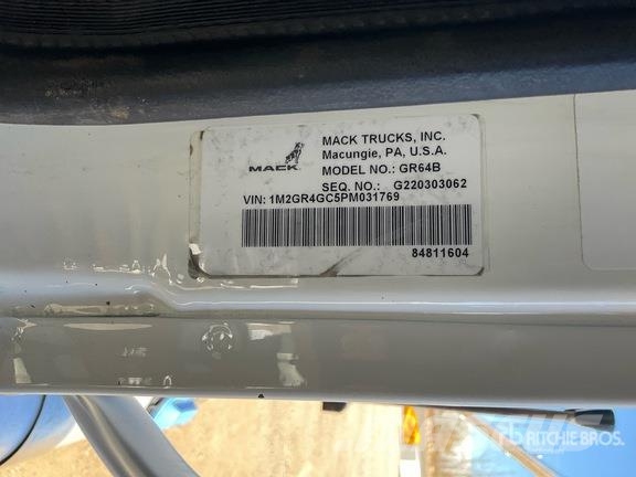 Mack GR64B 6x4 Roll-Off Truck Camion con cassone scarrabile