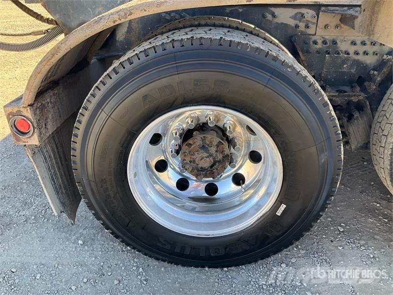 Mack GR64B 6x4 Roll-Off Truck Camion con cassone scarrabile