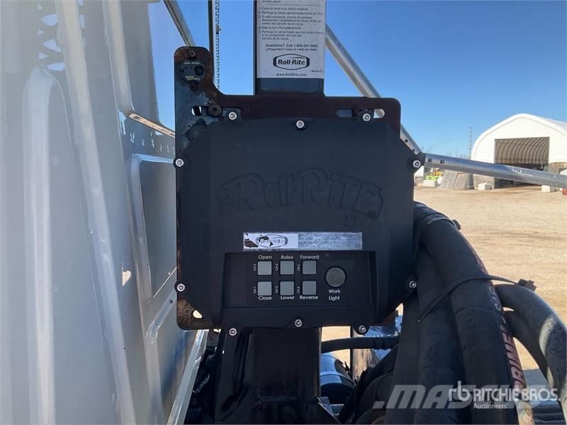 Mack GR64B 6x4 Roll-Off Truck Camion con cassone scarrabile