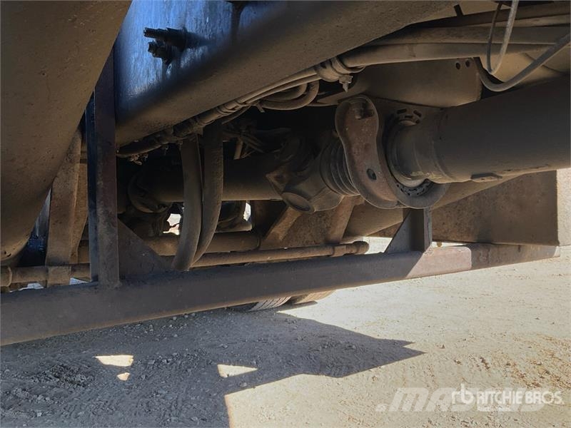 Mack GR64B 6x4 Roll-Off Truck Camion con cassone scarrabile