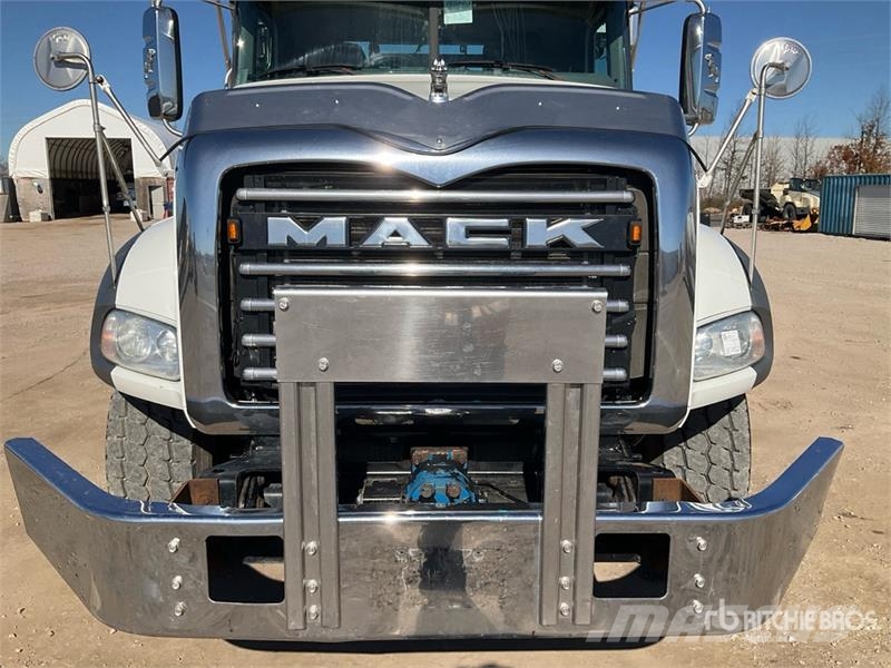 Mack GR64B 6x4 Roll-Off Truck Camion con cassone scarrabile