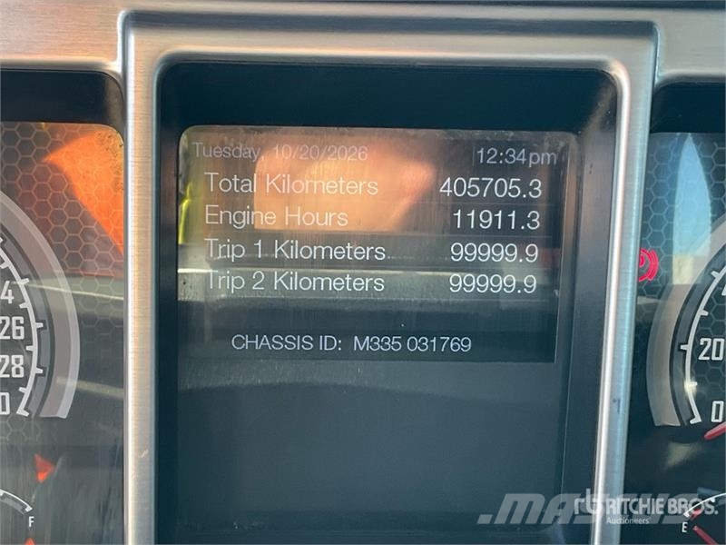 Mack GR64B 6x4 Roll-Off Truck Camion con cassone scarrabile