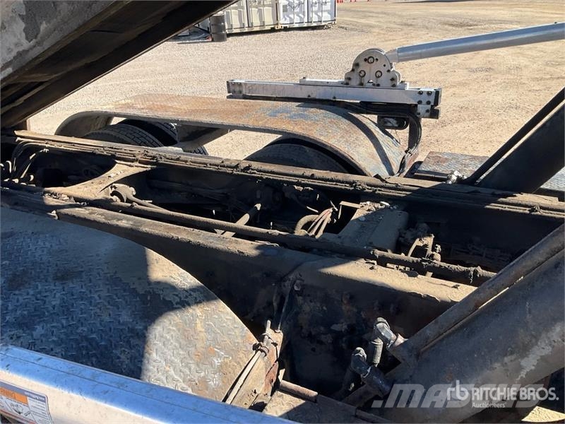 Mack GR64B 6x4 Roll-Off Truck Camion con cassone scarrabile