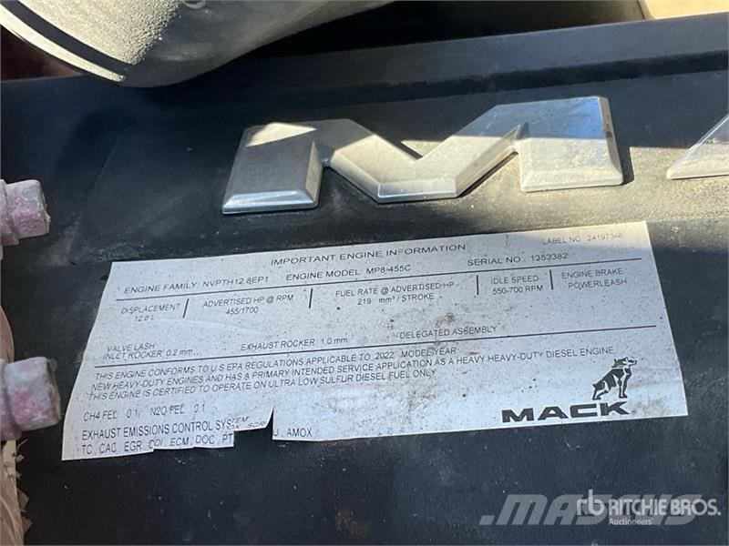 Mack GR64B 6x4 Roll-Off Truck Camion con cassone scarrabile