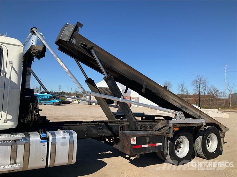 Mack GR64B 6x4 Roll-Off Truck Camion con cassone scarrabile