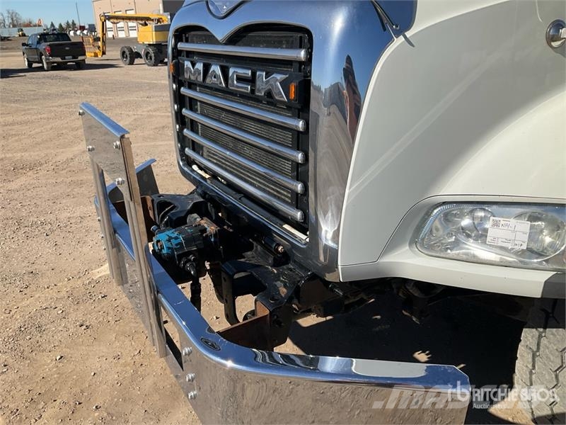 Mack GR64B 6x4 Roll-Off Truck Camion con cassone scarrabile