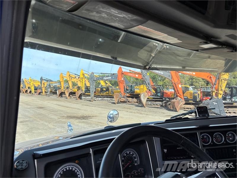 Mack GR64B 8x4 Twin-Steer T/A Dump Truck Kipper