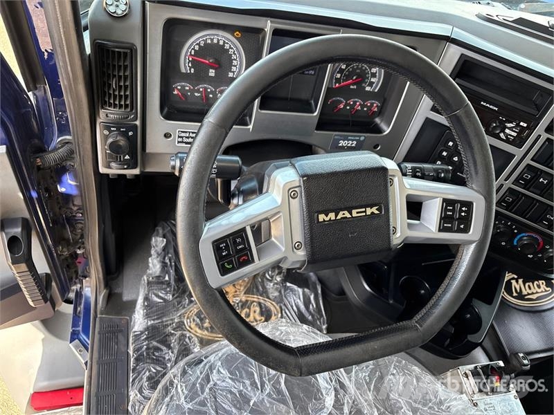 Mack GR64B 8x4 Twin-Steer T/A Dump Truck Kipper