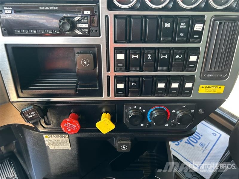 Mack GR64B Granite 8x4 Tri/A Dump Truck Kiper tovornjaki