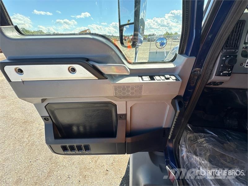 Mack Granite 8x4 Twin-Steer T/A Dump Truck Lastbiler med tip