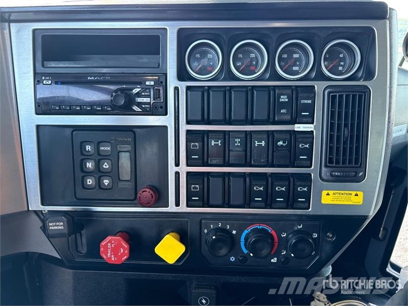 Mack Granite 8x4 Twin-Steer T/A Dump Truck Lastbiler med tip