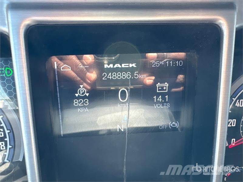 Mack Granite 8x4 Twin-Steer T/A Dump Truck Lastbiler med tip