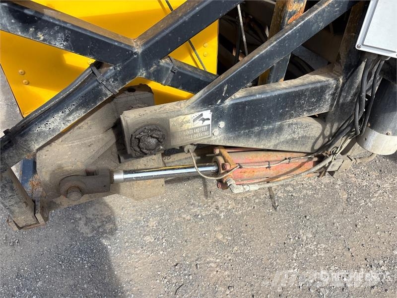 Mack GU700 6x4 Attenuator Truck Közúti karbantartó haszongépek