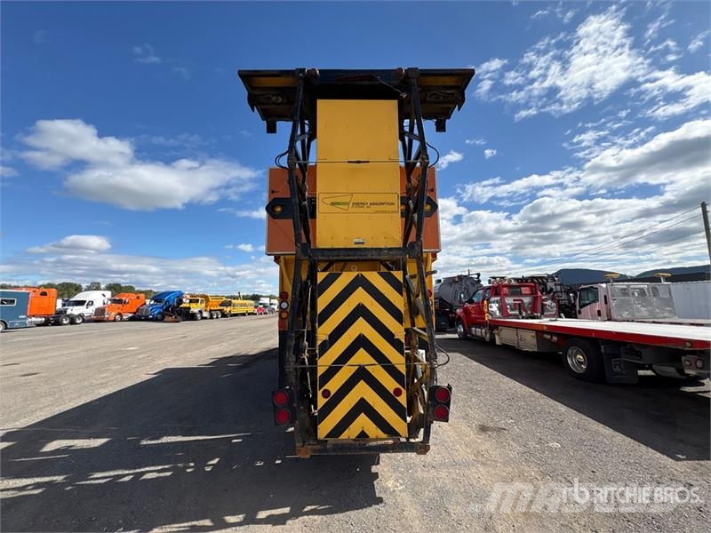 Mack GU700 6x4 Attenuator Truck Közúti karbantartó haszongépek