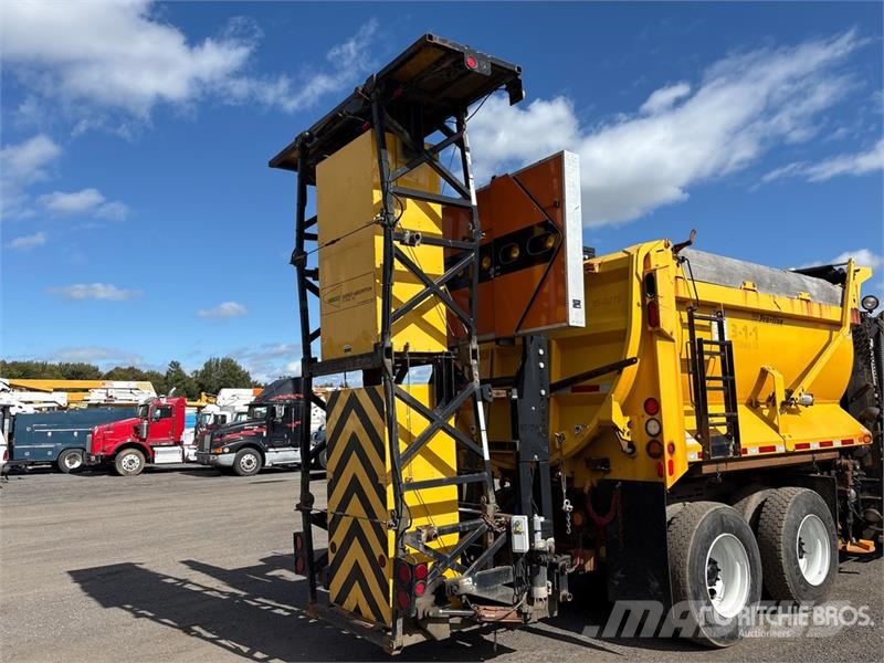 Mack GU700 6x4 Attenuator Truck Közúti karbantartó haszongépek