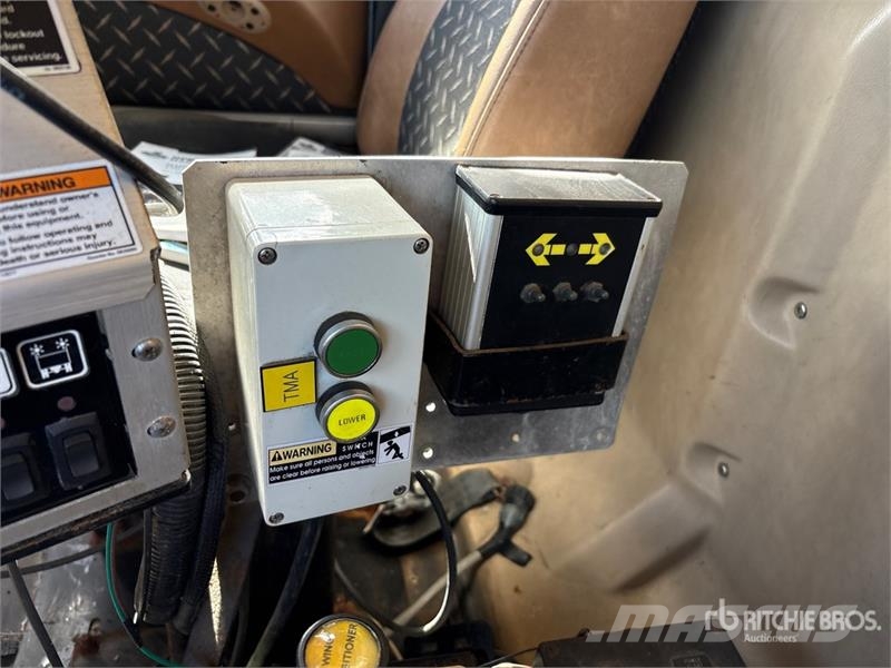 Mack GU700 6x4 Attenuator Truck Közúti karbantartó haszongépek