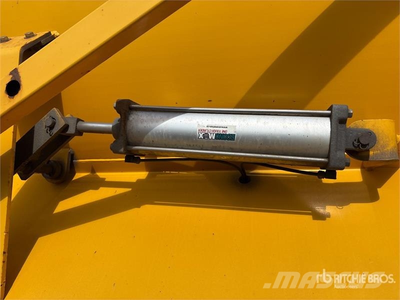 Mack GU700 6x4 Attenuator Truck Közúti karbantartó haszongépek