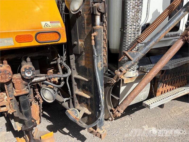 Mack GU700 6x4 Attenuator Truck Közúti karbantartó haszongépek