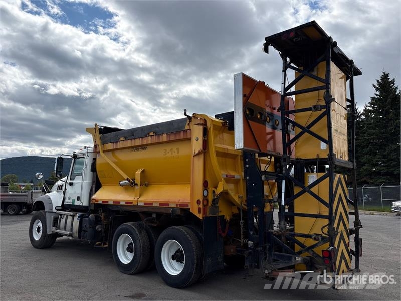 Mack GU700 6x4 Snow Plow Truck 시립/다목적 차량
