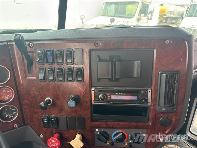 Mack GU813 Pašizgāzējs