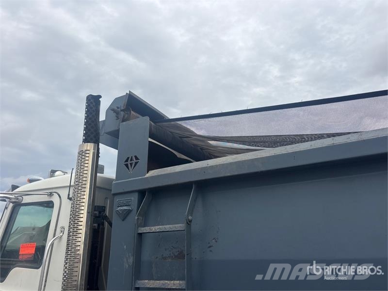 Mack GU813 傾卸式卡車