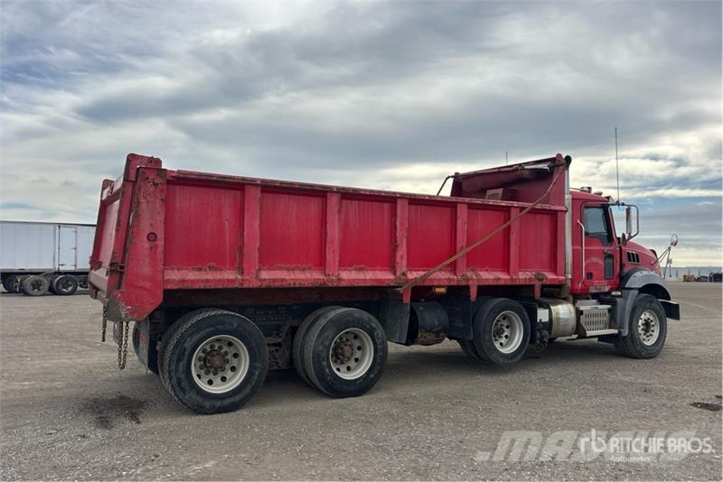 Mack GU813 Pašizgāzējs