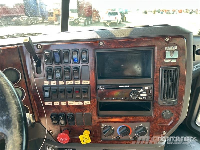 Mack GU813 傾卸式卡車