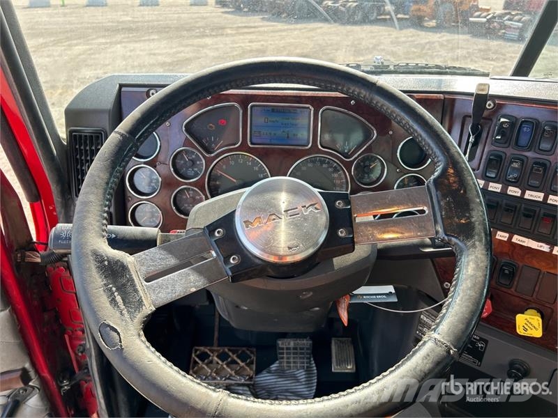 Mack GU813 傾卸式卡車