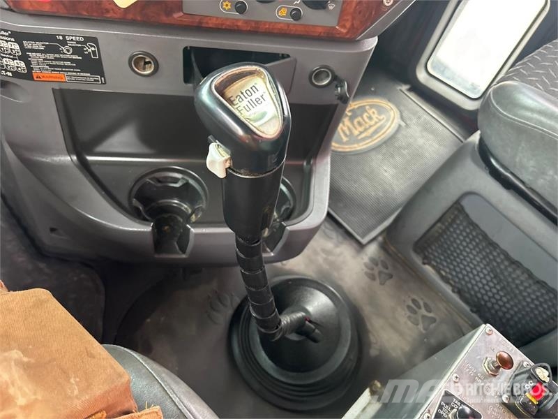 Mack GU813 Pašizgāzējs