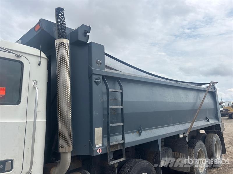 Mack GU813 傾卸式卡車