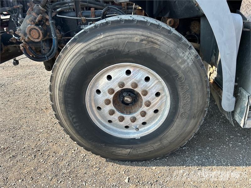 Mack GU813 傾卸式卡車
