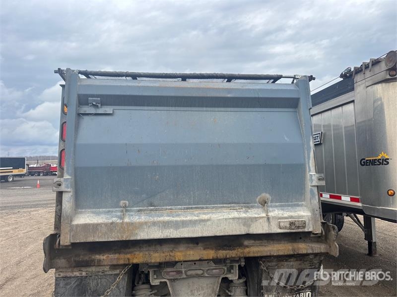 Mack GU813 傾卸式卡車