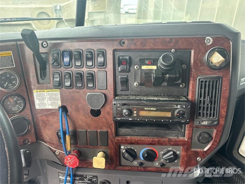 Mack GU813 傾卸式卡車