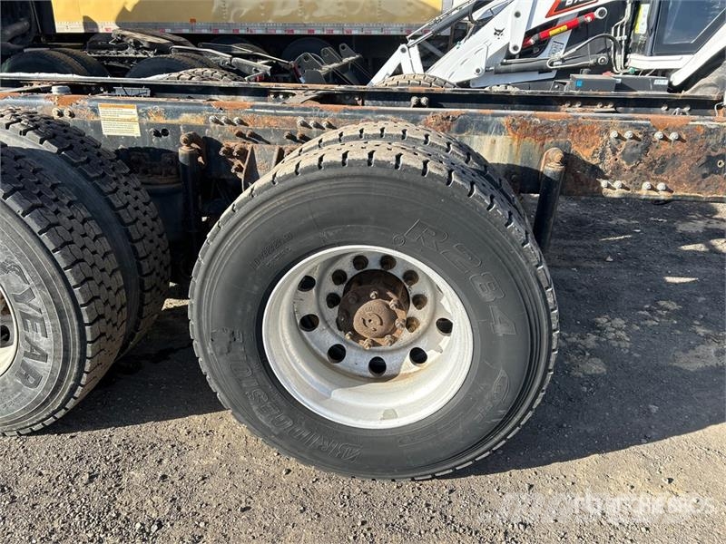 Mack GU813 6x4 Cab and Chassis Кабины