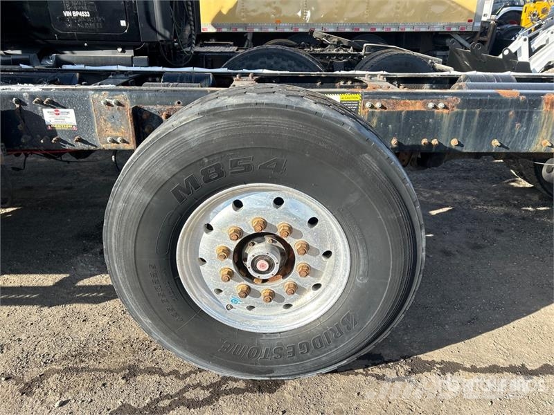 Mack GU813 6x4 Cab and Chassis Кабины