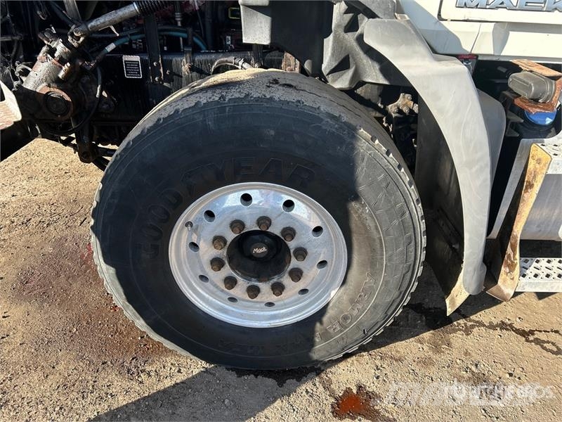 Mack GU813 6x4 Cab and Chassis Кабины