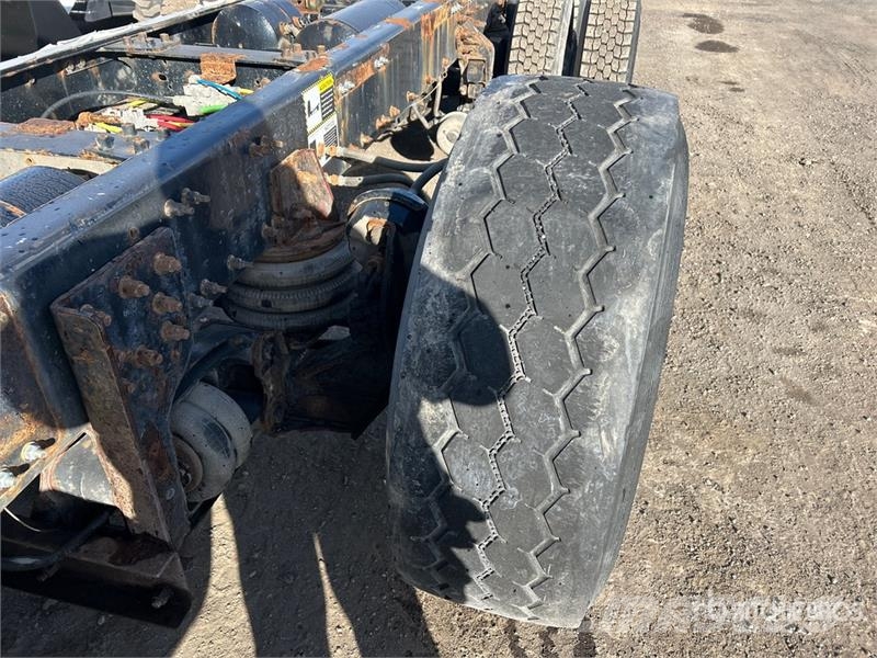 Mack GU813 6x4 Cab and Chassis Кабины
