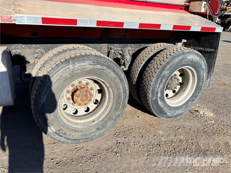 Mack GU813 8x4 Twin-Steer Live-Bottom Truck Other trucks
